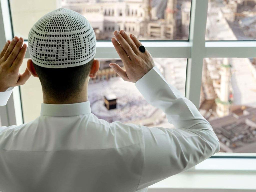 Pilgrim in prayer overlooking the Kaaba